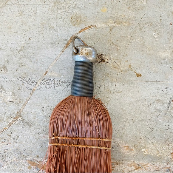 ♥️ Vintage ♥️ Old String Tied Metal Cap End Hanger Whisk Broom - Picture 4 of 12